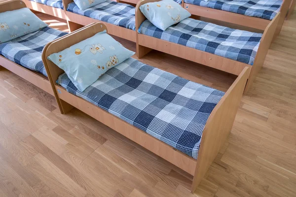 Muchas Camas Pequeñas Con Ropa Cama Fresca Interior Del Dormitorio — Foto de Stock