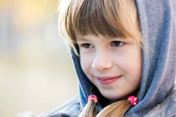 Portret Van Gelukkig Kind Meisje Warme Kleren Herfst Buiten — Stockfoto