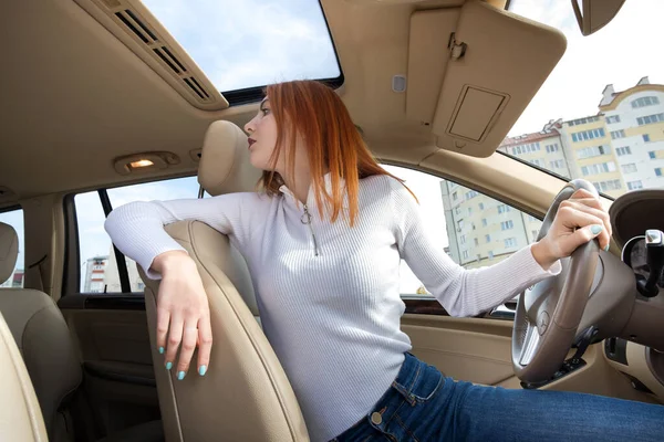 Amplia Vista Angular Una Joven Pelirroja Conduciendo Coche Hacia Atrás — Foto de Stock