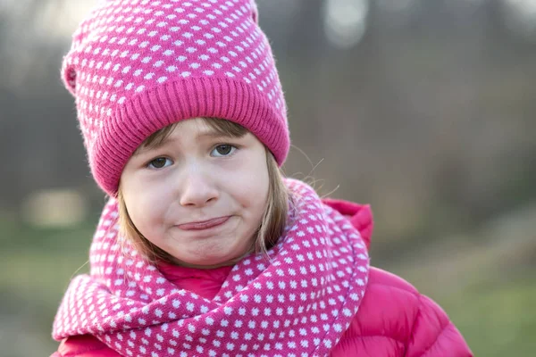 Mooi Kind Meisje Warm Gebreide Winter Kleding Buiten — Stockfoto