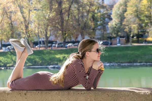 Mujer Joven Vestido Casual Gafas Sol Descansando Aire Libre Cálido —  Fotos de Stock