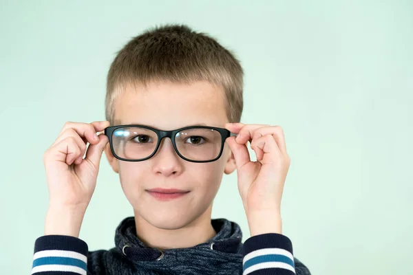 Retrato Cerca Niño Escolar Con Gafas — Foto de Stock