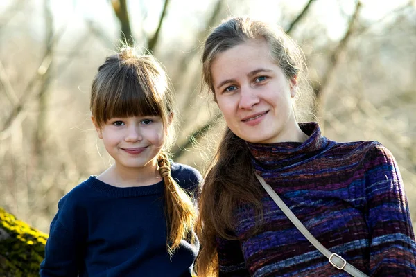 Young Mom Her Daughter Girl Together Outdoors — 스톡 사진