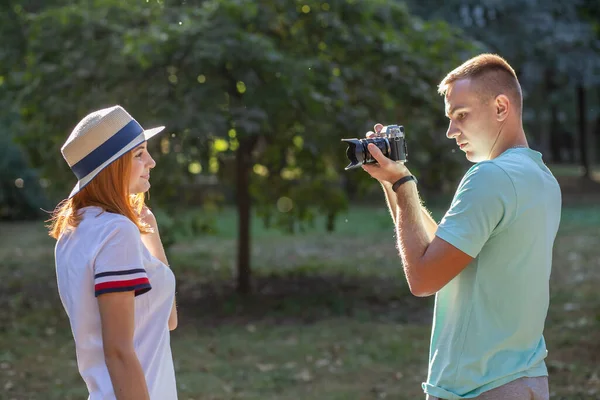 Mladý Dospívající Pár Fotografování Jeden Druhého Venku Slunečném Letním Parku — Stock fotografie