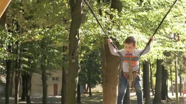 Παιδί Πηδάει Δεμένο Ένα Τραμπολίνο Στο Καλοκαιρινό Πάρκο — Αρχείο Βίντεο