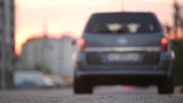 Wazig Auto Met Knipperende Lichten Avond Stad Straat Stoeprand — Stockvideo