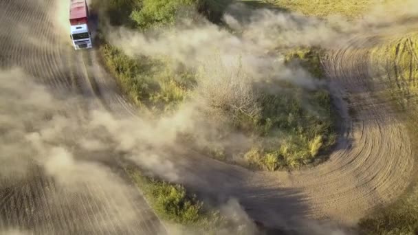 Vista Aerea Camion Che Guida Strada Sterrata Tra Campi Arati — Video Stock