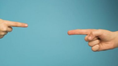 Mavi arka planda iki insan eli birbirine dokunuyor..