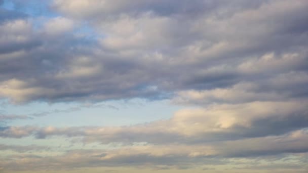 Images Temporelles Avec Nuages Orageux Déplaçant Rapidement Sur Ciel Bleu — Video