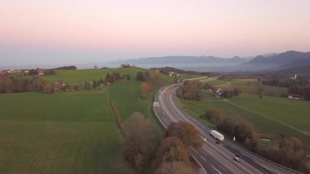 Avrupa Hızlı Giden Trafiğe Sahip Otoyol Manzaralı — Stok video