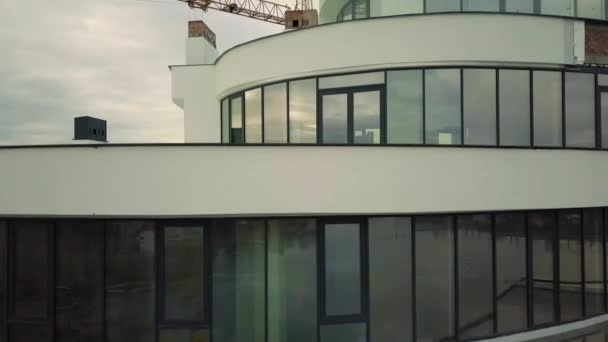 Lägenhet Eller Kontor Hög Byggnad Uppbyggnad Murtegel Väggar Glasfönster Byggnadsställningar — Stockvideo