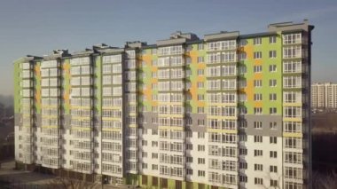 Birçok pencere ve balkonu olan yüksek bir apartman dairesinin hava görüntüleri..