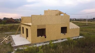 Yeni ve modern modüler evin inşaatı. İçinde köpük yalıtım malzemesi olan kompozit ahşap panellerden yapılmış duvarlar. Yeni enerji tasarruflu ev kavramı oluşturuluyor.