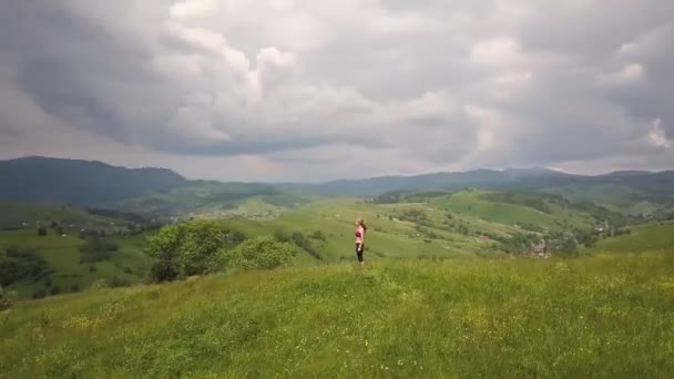 Νεαρή Γυναίκα Απολαμβάνει Θέα Στο Βουνό Μια Καλοκαιρινή Μέρα Χαλαρώστε — Αρχείο Βίντεο