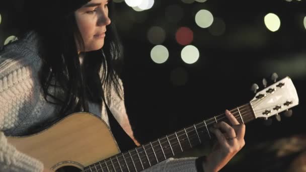 Joven Mujer Bonita Músico Tocando Guitarra Cerca Hoguera Noche Fondo — Vídeos de Stock