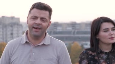 Sıcak yaz gününde şarkı söyleyen bir grup..