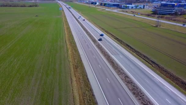 Autostrada Con Auto Movimento Tra Campi Verdi — Video Stock