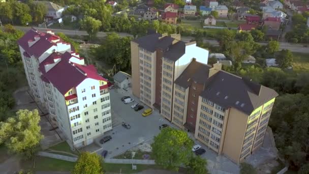 Letecký Pohled Vícestranný Bytový Dům Zelené Rezidenční Oblasti — Stock video