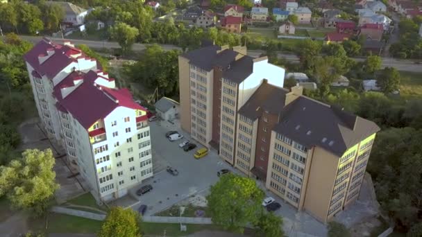 Vista Aérea Del Edificio Apartamentos Varios Pisos Zona Residencial Verde — Vídeo de stock