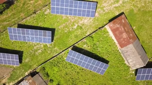 Vista Aérea Arriba Hacia Abajo Los Paneles Solares Zona Rural — Vídeos de Stock