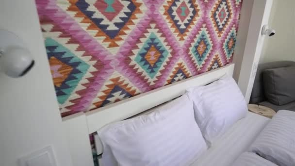 Çatı Katında Geniş Bir Otel Odasının Içinde Büyük Bir Çift — Stok video