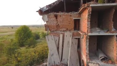Depremden sonra harap olmuş eski bir binanın havadan görüntüsü. Çökmüş bir tuğla ev.