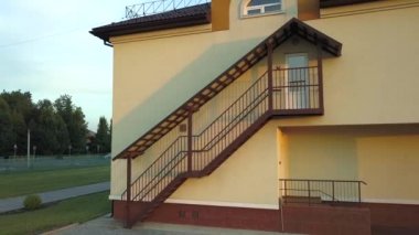 Acil çıkış merdivenleri olan modern kreş binasının görüntüleri..