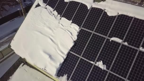 Поверхность Крупным Планом Крыше Дома Покрытая Солнечными Панелями Зимой Снегом — стоковое видео
