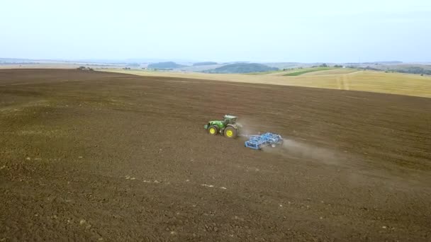 Flygbilder Traktor Som Plöjer Svart Jordbruksmark Efter Skörd Hösten — Stockvideo