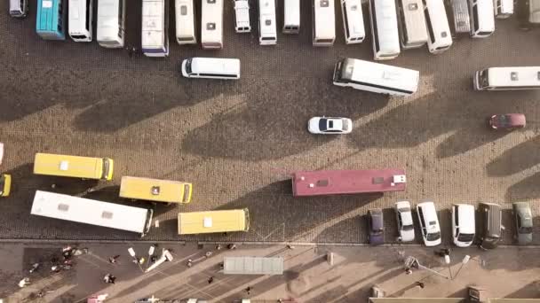 忙しい街を移動する多くの車やバスの空中映像 — ストック動画