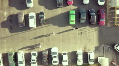 Süpermarketin otoparkında ya da indirimli araba pazarında birçok arabanın üst düzey görüntüsü..