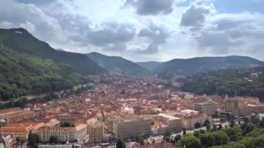 Romanya 'nın Transilvanya kentinde yer alan Brasov kentinin havadan görünüşü. Büyük Karpat dağlarıyla çevrili eski mimari yoğun yeşil ormanlarla kaplı..