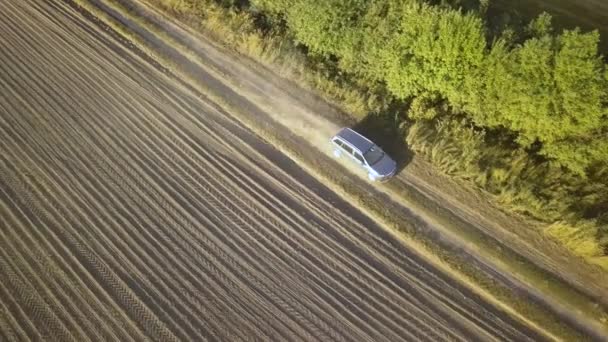 Shora Dolů Letecký Pohled Rychle Jedoucí Auto Polní Cestě Zanechává — Stock video