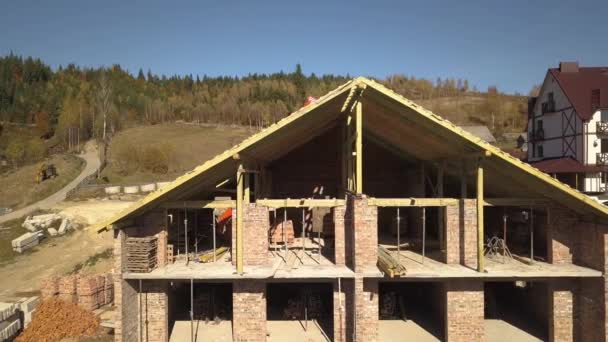 Quadro Madeira Telhado Novo Uma Casa Grande Tijolo Construção — Vídeo de Stock