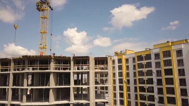 Luchtfoto Van Betonnen Frame Van Hoog Flatgebouw Aanbouw Een Stad — Stockvideo