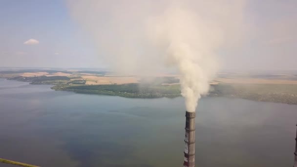 Zicht Vanuit Lucht Hoge Schoorsteenpijpen Met Grijze Rook Van Kolencentrales — Stockvideo