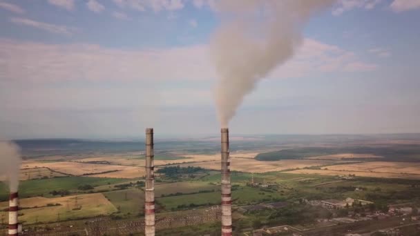 Kömür Santralinden Gelen Gri Dumanlı Yüksek Baca Borularının Havadan Görüntüsü — Stok video