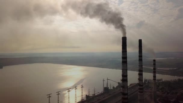 Вид Воздуха Трубы Высокого Дымохода Серым Дымом Угольной Электростанции Производство — стоковое видео