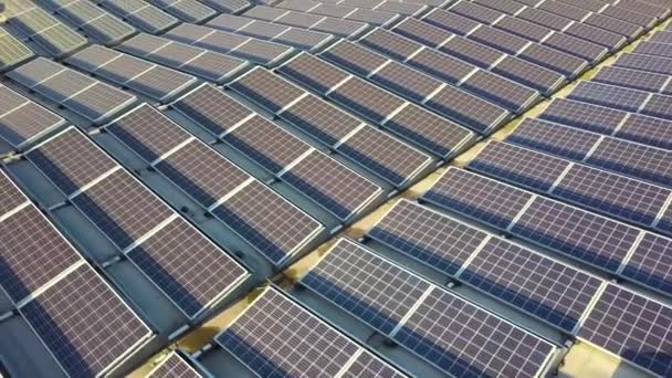 Vista Aérea Muchos Paneles Solares Fotovoltaicos Montados Techo Edificio Industrial — Vídeos de Stock