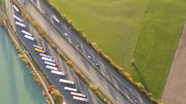 Top Antenn Utsikt Över Motorvägen Interstate Väg Med Snabbrörlig Trafik — Stockvideo