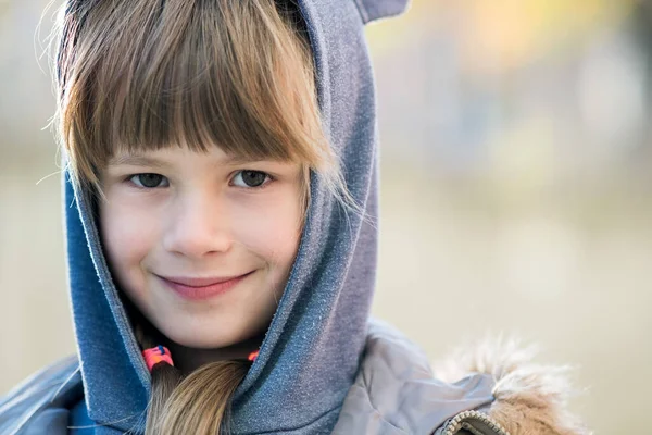 Portret Van Gelukkig Kind Meisje Warme Kleren Herfst Buiten — Stockfoto