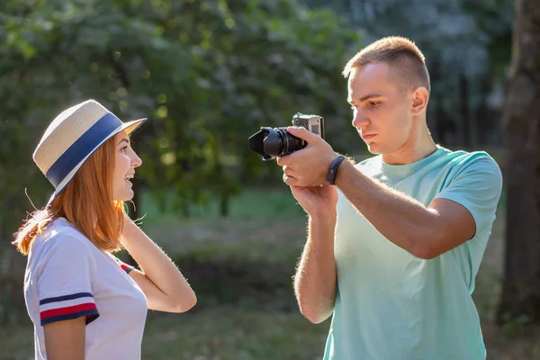 Mladý Dospívající Pár Fotografování Jeden Druhého Venku Slunečném Letním Parku — Stock fotografie