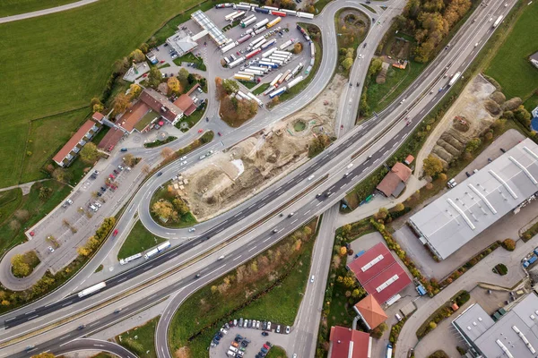 Вид Сверху Автостраду Движущимися Автомобилями Сельской Местности — стоковое фото