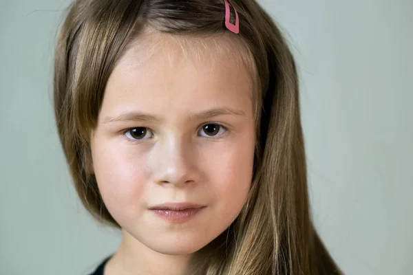 Retrato Cerca Niña Sonriente Feliz Con Pelo Largo — Foto de Stock