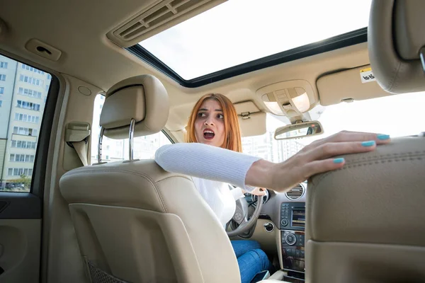 Amplia Vista Angular Una Joven Pelirroja Conduciendo Coche Hacia Atrás — Foto de Stock