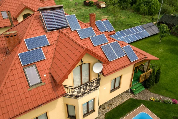 Çatıda Güneş Panelleri Isıtıcısı Olan Yeni Otonom Bir Evin Havadan — Stok fotoğraf