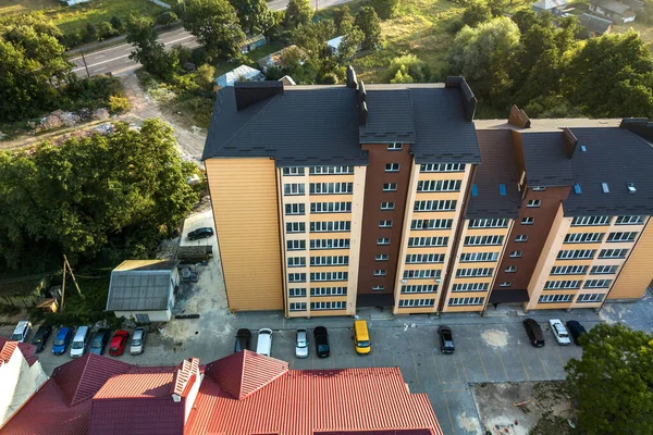 Yeşil Yerleşim Alanındaki Çok Katlı Apartmanların Havadan Görünüşü — Stok fotoğraf