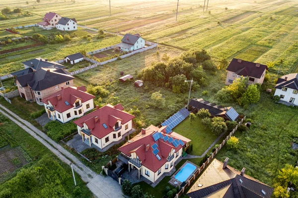 Letecký Pohled Venkovskou Rezidenční Oblast Soukromými Domy Mezi Zelenými Poli — Stock fotografie