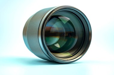 Mavi arkaplanda izole edilmiş optik dijital kamera lensi.