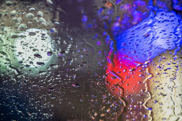 Abstrakter Farbenfroher Hintergrund Der Glasoberfläche Mit Wassertropfen Und Verschwommenem Stadtlicht — Stockfoto